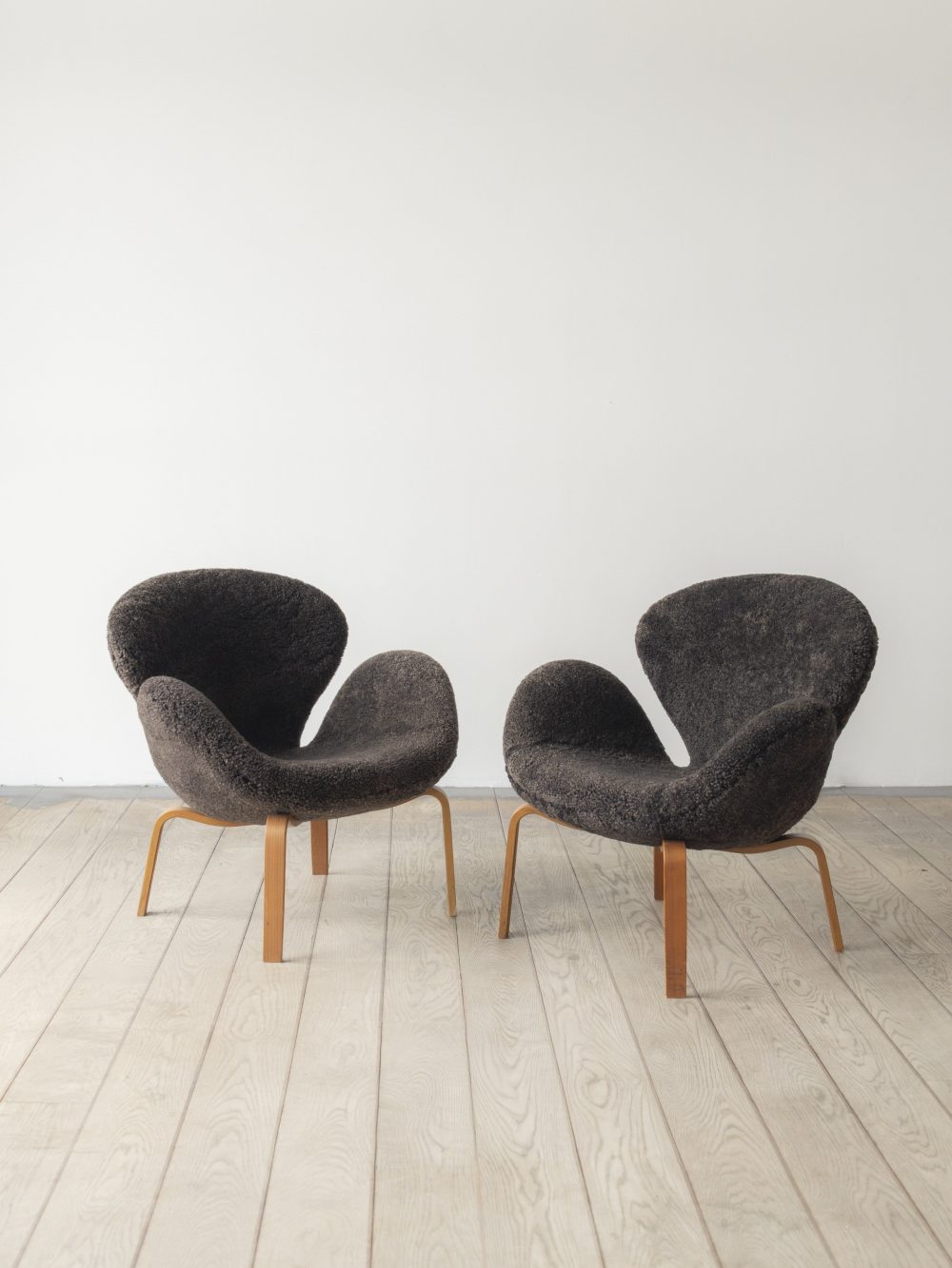 Arne Jacobsen Swan (Pair)