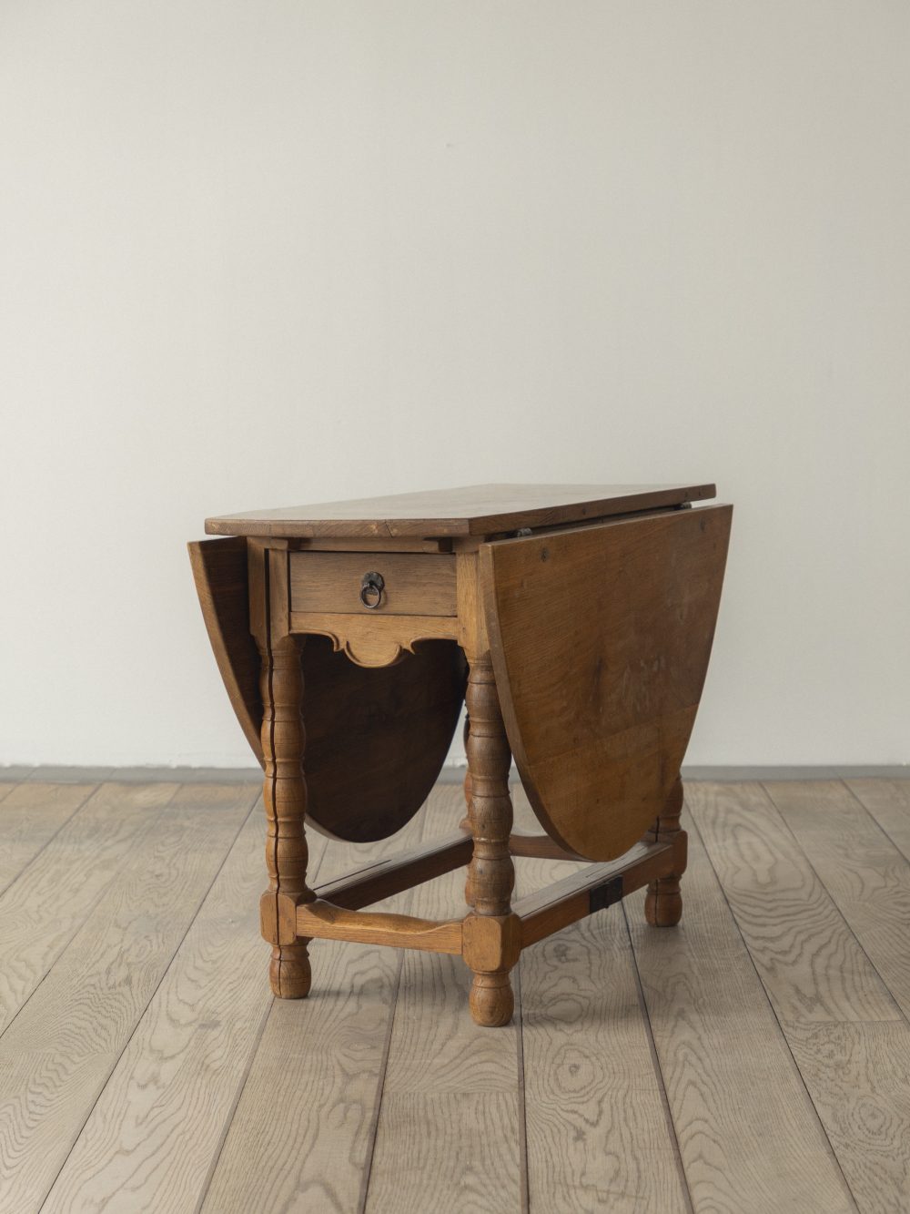 Solid Extendable table, sidebord