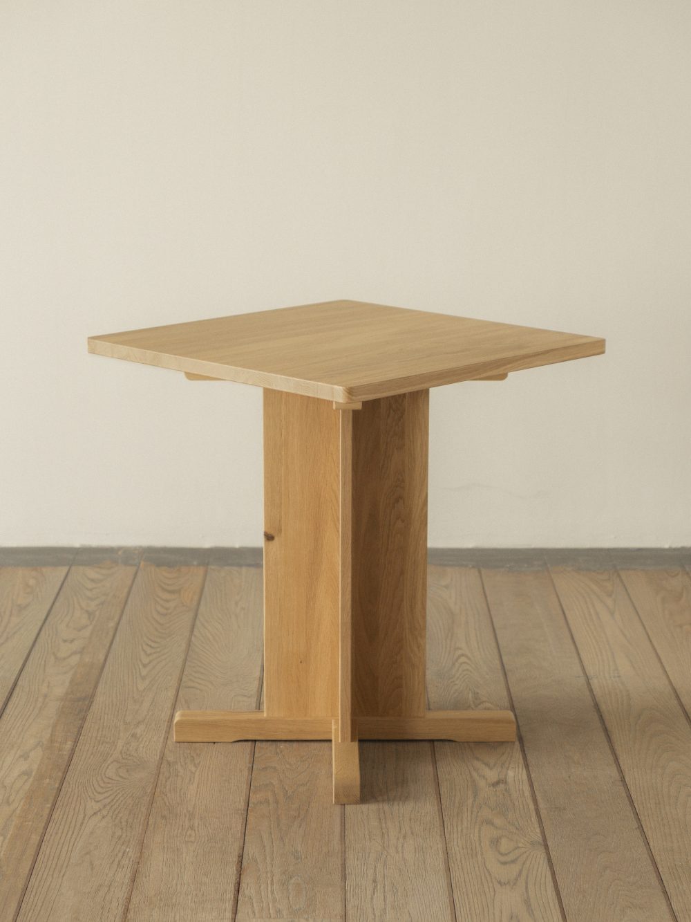 Design Preowned Studio, Column Table